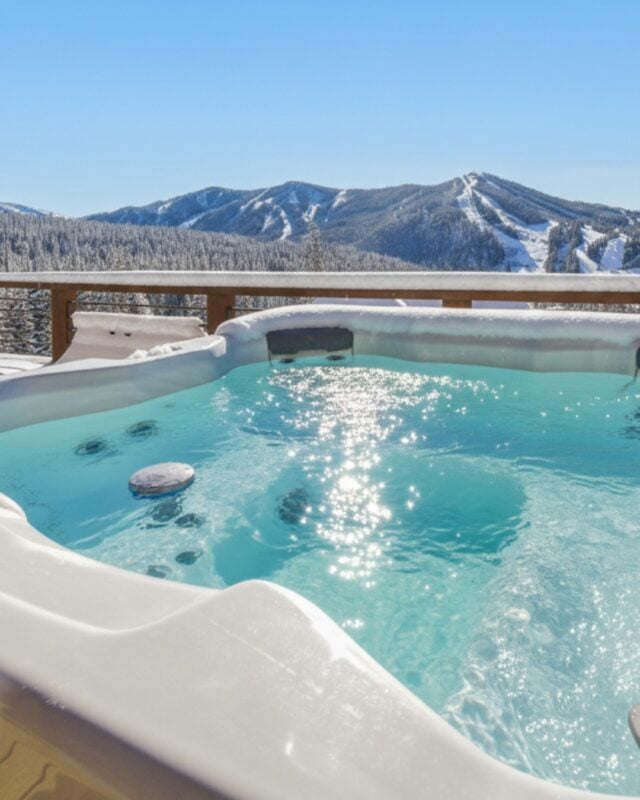 Soak in the private hot tub, fire up the BBQ, and take in panoramic mountain scenery that makes every moment feel unforgettable. Book direct and save! Link in bio.

📍 Summit Haus