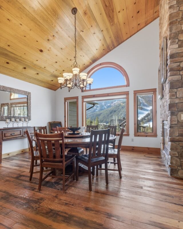 This warm, thoughtfully designed retreat sleeps up to 14 guests and features cozy bedrooms, premium linens, and inviting spaces made to make you feel instantly at home.

📍 Mountain Majesty